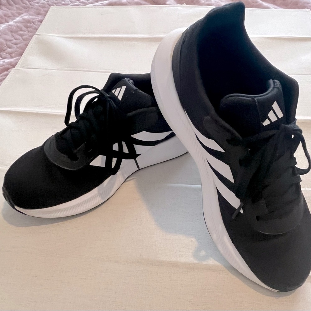 Women’s Adidas Cloud Foam Running Shoes excellent condition size 10 MSRP $70